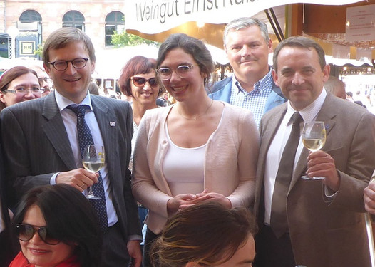 Wiesbadener Prominenz begrüßt CDA-Bundesgeschäftsführerin Eva Rindfleisch auf der Weinwoche (links Dr. Oliver Franz, rechts Kultusminister Prof. Dr. R. Alexander Lorz).