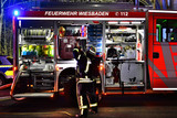 Ein Brand in einem Appartementhaus in Wiesbaden sorge für einen stundenlangen Einsatz in der Nacht zum Samstag von Feuerwehr und Rettungsdienst.