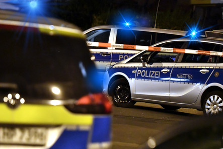 Mann schießt mit Schreckschusswaffe am Platz der Deutschen Einheit in Wiesbaden nach zwei Personen. Die Polizei kann den Täter im Rahmen der Fahndung festnehmen.