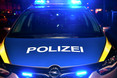 Eine betrunkene junge Frau biss einen Polizisten vor einer Diskothek im Wiesbadener Stadtteil Mainz-Kastel.