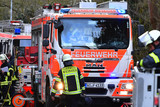 Gartenhütte in Wiesbaden-Biebrich niedergebrannt. Feuerwehr löscht die Flammen.