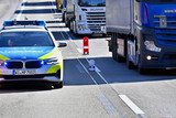 Eisplatten flogen am Montag von mehreren Lkw auf der A3 bei Wiesbaden und treffen zahlreiche Autos. Die Polizei ermittelt.