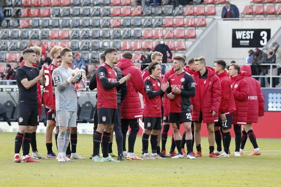 Spiel eins nach der Trainerentlassung: SV Wehen Wiesbaden tritt in Braunschweig an