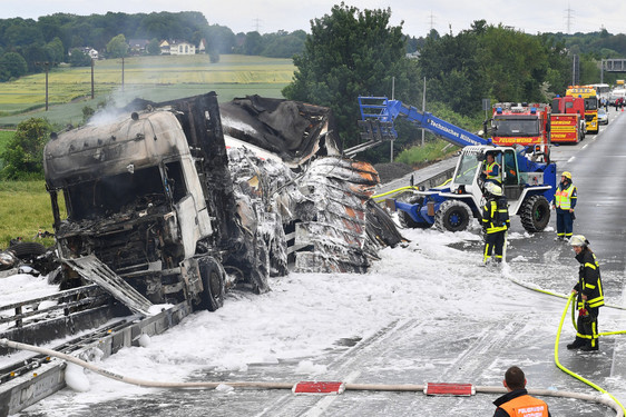 Niederländischer Sattelzug geht nach Unfall auf der A3 kurz vor dem Mönchhofdreieck in Flammen auf
