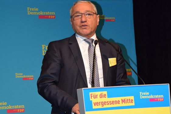 FDP-Kreisvorsitzender Norman Gabler spricht auf dem Landesparteitag