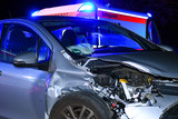 Eine Autofahrer verlor am Montagabend in Wiesbaden Kastel die Kontrolle über seinen Pkw und krachte in einen geparkten VW Golf. Der Beifahrer wurde dabei schwer verletzt. Rettungskräfte versorgten den Mann.