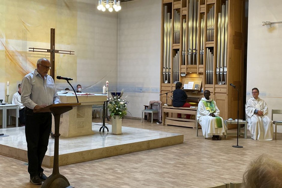St. Elisabeth in Wiesbaden-Auringen feierte Gemeindefest. Im Gottesdienst ertönte nach einer umfassenden Reinigung und Wartung die Weigle-Orgel in vollem Klang. Später wurden auf dem Kirchplatz Bio-Würstchen gegrillt und Eine-Welt-Waren verkauft.