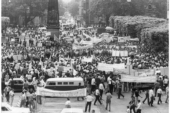 Demonstrierende auf dem Luisenplatz 1968