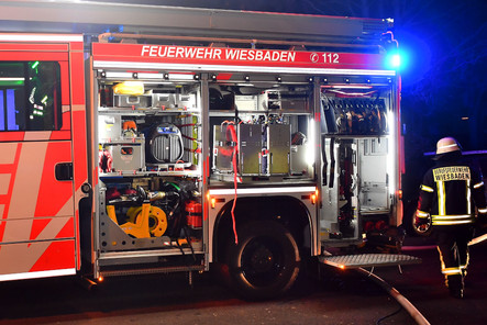 In der Nacht vom Montag auf Dienstag wurde die Feuerwehr Wiesbaden zu einem Brand in einem Mehrfamilienhaus in der Dotzheimer Straße alarmiert. Dank des schnellen Eingreifens der Einsatzkräfte und der frühzeitigen Warnung durch einen Rauchwarnmelder konnten alle Bewohner rechtzeitig in Sicherheit gebracht werden.