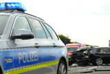 Ein betrunkener Pkw-Fahrer hat am Montagabend auf Autobahn 3 bei Niedernhausen einen Unfall verursacht. Rettungskräfte versorgten den verletzten Mann.