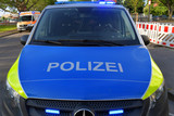Beim Versuch einer auf dem Boden liegenden Person zu helfen, wurde am Samstagvormittag im Wiesbadener Westend eine 19-jährige Frau von einem unbekannten Täter angegangen.