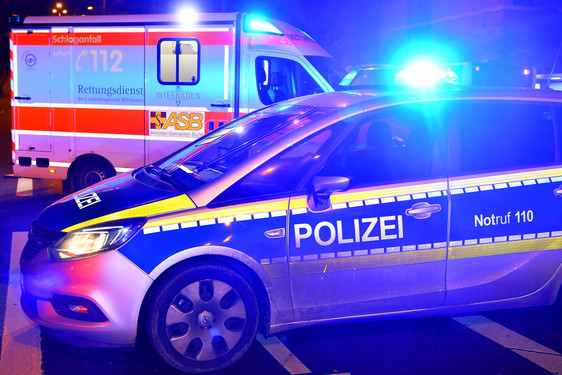 Messer im Einsatz: Auseinandersetzung am Wiesbadener Hauptbahnhof. Notarzt und Rettungssanitäter versorgen die drei Verletzten. Die Polizei fahndet nach dem flüchtenden Täter.