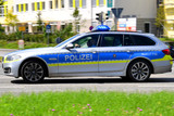 In Wiesbaden-Nordenstadt kam es am Freitagabend zu einer dramatischen Flucht zweier Motorrollerfahrer vor der Polizei. Die Täter rasten über Gehwege, rammten einen Streifenwagen und leisteten Widerstand gegen die Beamten. Einer der Polizisten wurde leicht verletzt. Die beiden Fahrer konnten unerkannt entkommen.