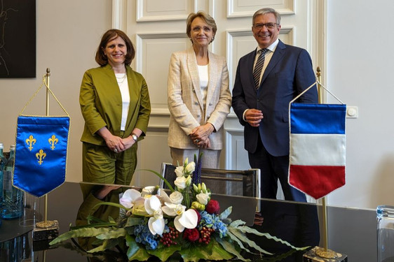 Der Wiesbadener Oberbürgermeister Gert-Uwe Mende hat die französische Botschafterin und die Generalkonsulin der Französischen Republik empfangen.