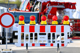 Vollsperrung der Passauer Straße im Wiesbadener Stadtteil Kostheim wegen Autokranarbeiten.