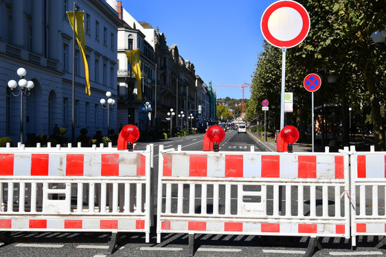 Verkehrsmaßnahmen anlässlich des Wilhelmstraßenfestes in Wiesbaden. Straßenabschnitte sind gesperrt und Umleitungsstrecken ausgeschildert. Auch Busse werden umgeleitet.