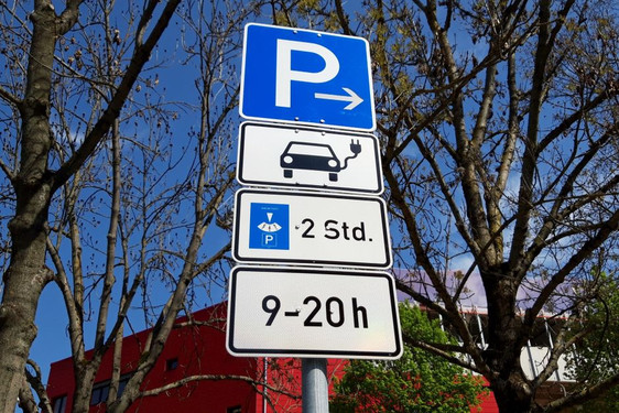 Parkplatzbeschilderung für Elektrofahrzeuge mit Ladesäule in Wiesbaden.