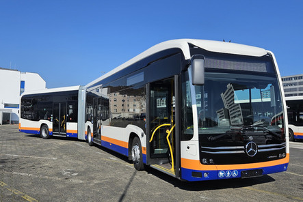 Wiesbaden setzt auf grüne Mobilität: Neuer E-Gelenkbus revolutioniert den öffentlichen Nahverkehr. Die hessische Landeshauptstadt geht einen bedeutenden Schritt in Richtung einer umweltfreundlicheren Zukunft: Am 6. März stellten Oberbürgermeister Gert-Uwe Mende und Verkehrsdezernent Andreas Kowol den neuen E-Gelenkbus von ESWE Verkehr vor – den e-Citaro. Dieser markiert einen wichtigen Meilenstein auf dem Weg zu einem nachhaltigeren öffentlichen Nahverkehr in Wiesbaden.