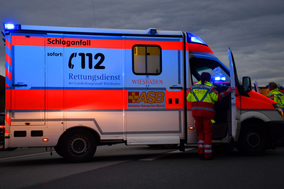 Fahrradfahrer kollidiert Fußgängerin am Freitagabend in Wiesbaden. Beide Personen werden dabei verletzt. Eine Rettungsgenbesatzung versorgte die beiden.