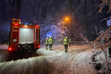 Bei starken Schneefällen in Wiesbaden sorgten am Montag für glatte und blockierte Straße. Die Feuerwehr war bei mehreren schneebedingten Einätzen gefragt.