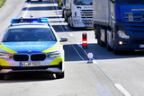 Ein betrunkener Lkw-Fahrer hat am Donnerstagmorgen auf der A3 am Wiesbadener Kreuz einen Unfall mit einem anderen Lastwagen verursacht.