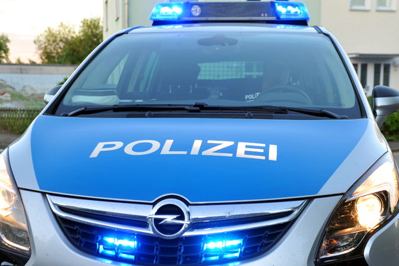 Sporttasche aus geparkten  Auto am Mittwoch in Wiesbaden gestohlen.