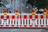 Während der Behebung eines Wasserrohrbruchs ist die  Georg-August-Zinn-Straße in Wiesbaden derzeit gesperrt.