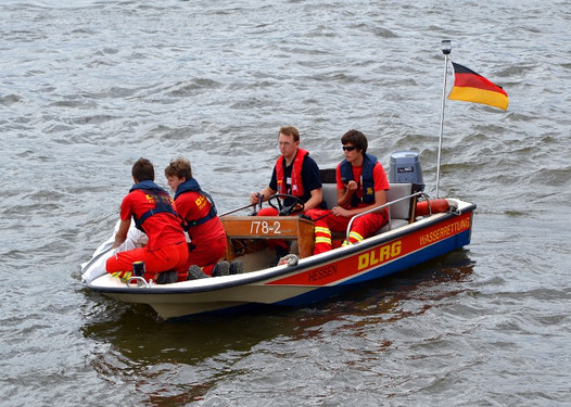 Zahlreiche Kräfte wegen brennendes Boot auf dem Rhein im Einsatz.