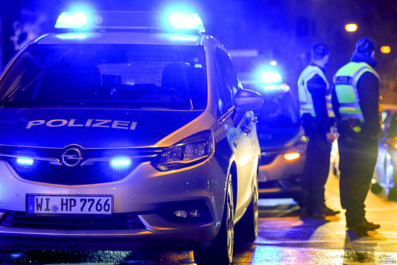 Alkoholisierter Mann greift Polizeibeamte in der Nacht zum Freitag in Wiesbaden an.