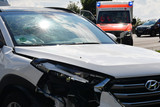 Unfall beim Abbiegen auf der L3028 bei Wiesbaden-Nordenstadt am Montagmorgen. Autofahrerin schwer verletzt. Rettungskräfte versorgt die Frau.