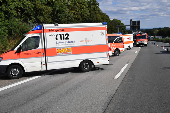 Wiesbadenaktuell Verkehrsunfall Lkw Crash Auf Der A3 Bei Wiesbaden Medenbach Am Dienstag 7 9840