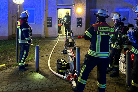 Zu einem ausgedehnten Kellerbrand kam es am Samstagaend in der Kastellstraße in Wiesbaden Nordost. Bereits bei Eintreffen der ersten Kräfte der Feuerwache 1 war der Treppenraum verraucht und aus mehreren Oberlichtern des Kellers zog schwarzer Rauch. Die Einsatzkräfte löschten die Flammen mit einem Trupp unter Atemschutz.