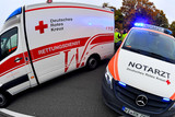Eine 14-jährige Fußgängerin wurde am Freitag von einem Auto in Wiesbadener erfasst und dabei schwer verletzt. Rettungskräfte versorgen die Jugendliche.