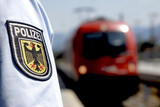 Bundespolizei und Feuerwehr suchten nach einem Notruf aus dem Zug bei Wiesbaden nach einer Person die angeblich in den Gleisen liegen würde.