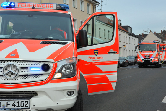 Ein Zimmerbrand in einem Mehrfamilienhaus in Wiesbaden-Schierstein in der Nacht von Samstag auf Sonntag forderte zwei Verletzte. Die Feuerwehr löschte die Flammen, Sanitäter versorgten die beiden Patienten.