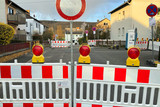 Die Straße Wiesenweg in Wiesbaden-Delkenheim wird wegen Arbeiten an einem Hausanschluss für rund 3 Wochen  voll gesperrt.
