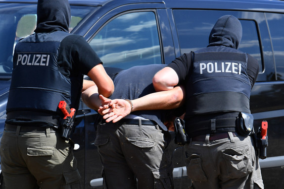 Polizei nimmt drei Drogendealer in Wiesbaden fest. 250 Gramm Haschisch und Marihuana gefunden und beschlagnahmt.