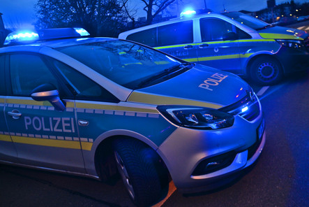 Polizeieinsatz am Samstagabend im Wiesbadener Stadtteil Mainz-Kastel: Sturmgewehr-Nachbau sorgt für Aufregung in Bar. Gäste alarmieren Polizei.