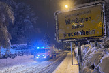 Bei starken Schneefällen in Wiesbaden sorgten am Montag für glatte und blockierte Straße. Die Feuerwehr war bei mehreren schneebedingten Einätzen gefragt.