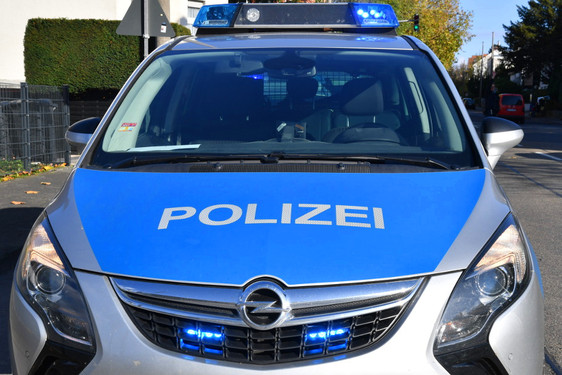 Die Wiesbadener Polizeibehörden ermitteln kurz nach einem Messerstich den Täter und nehmen ihn fest.