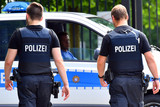 Am Freitag hat ein Mann Mitarbeiter des Sicherheitsdienstes eines Behördengebäudes in Wiesbaden mit einem Messer bedroht. Der Täter konnte überwältigt und festgenommen werden.