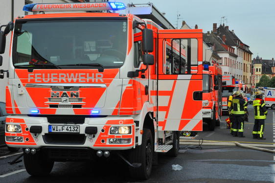 Wohnungsbrand am Sonntagnachmittag in Wiesbaden-Dotzheim. In der Küche loderten die Flammen. Die Feuerwehr löschte den Brand.
