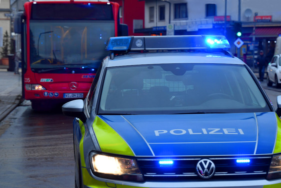 Scheibe an haltendem Linienbus am Donnerstagnachmittag in Wiesbaden-Dotzheim zerstört.