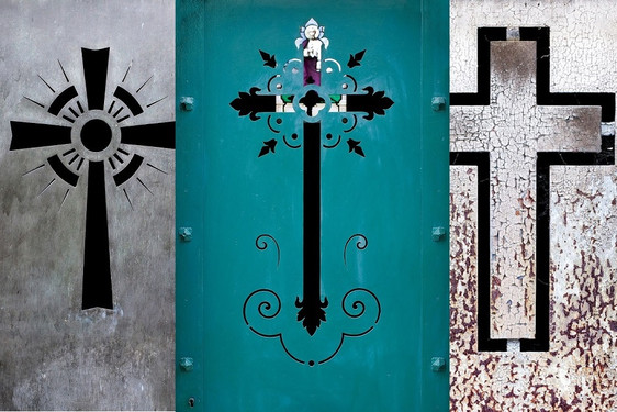 Bilder von Gruft-Kreuzen in der Wiesbadener Bergkirche.