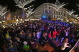 Mit Weihnachtszauber und Engels-Show startet am Dienstagabend, 26. November, der 22. Wiesbadener Sternschnuppen Markt in der Innenstadt.