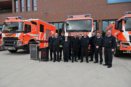 Wiesbadens Oberbürgermeister Gert-Uwe Mende hat am Samstag acht neue Einsatzfahrzeuge an die Berufsfeuerwehr und Freiwilligen Feuerwehren übergeben.