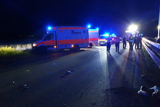 Nachdem tödlichen Unfall auf der B455 bei Wiesbaden-Erbenheim zwischen einem Auto und einem Roller, sucht die Polizei nach Zeugen.