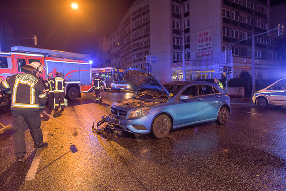 Wiesbadenaktuell Schwerer Crash Nach Vorfahrtsmissachtung In Wiesbaden Vier Personen Verletzt