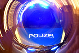 Ein Mann hat in der Nacht von Donnerstag auf Freitag eine Bushaltestelle in Wiesbaden beschädigt.