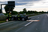 Am frühen Samstagabend verlor ein Porsche-Fahrer auf regennasser Fahrbahn auf der A66 bei Wiesbaden-Nordenstadt die Kontrolle über seinen Sportwagen und krachte drei Mal in die Leitschutzplanke. Zwei weitere Pkw wurde in den Unfall verwickelt. Eine Person erlitt Verleugnen. Rettungskräfte waren im Einsatz.